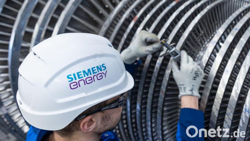 Dieser Mitarbeiter braucht einen neuen Helm: Siemens Energy ändert seinen Namen. (Archivbild) Bild: Jürgen Lösel/dpa