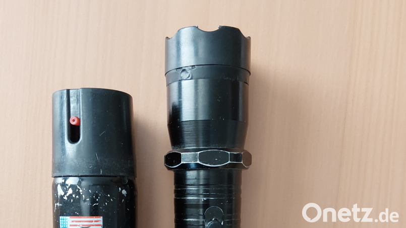 Bei einer Kontrolle bei Waidhaus entdeckte die Bundespolizei verbotene Waffen in einem Kleintransporter: Ein verbotenes Spray und ein als Taschenlampe getarntes Elektroimpulsgerät. Symbolbild: Bundespolizei