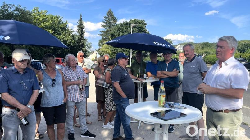 Stefan Ott hatte es zusammen mit dem Fraktionsvorsitzenden der CSU im Amberger Stadtrat übernommen, die aktuelle Planung der Fahrradstraße vorzustellen und mit den zahlreich gekommenen Bürgern und Vereinsvertretern zu diskutieren. Bild: Susanne Schwab