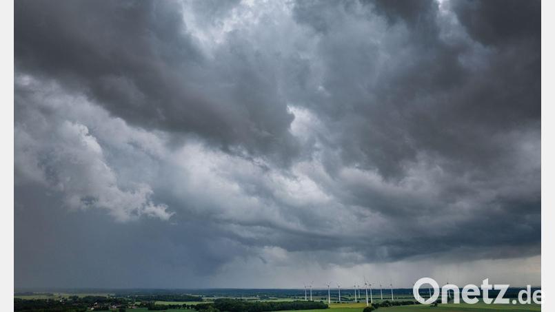 Am Dienstag erwarten die Meteorologen Gewitter mit Unwetterpotenzial. Bild: Jens Büttner/dpa