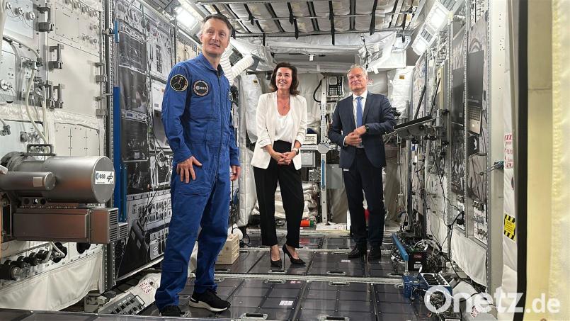ESA-Astronaut Matthias Maurer (l-r), Bundesforschungsministerin Dorothee Bär (CSU) und DLR-Vorstand Walther Pelzer im Europäischen Astronautenzentrum EAC der ESA in Köln. Maurer rechnet fest mit der Teilnahme an einer Mondmission im übernächsten Jahr. Bild: Jörg Ratzsch/dpa