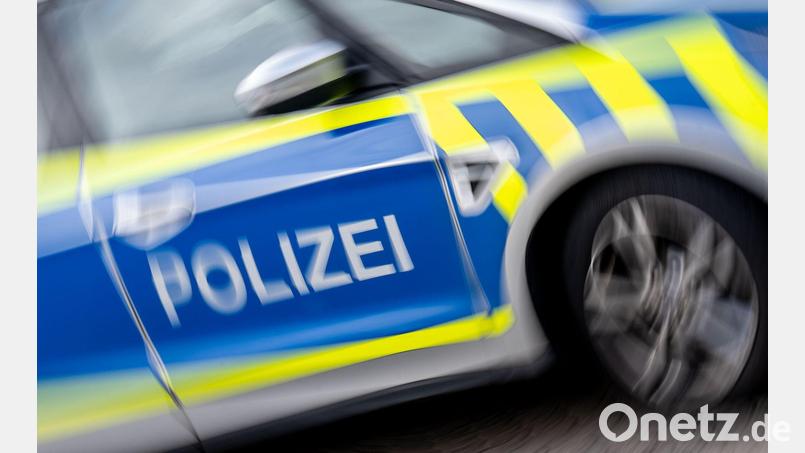Ein Mann soll in der Regensburger Fußgängerzone einen Streifenwagen beschädigt haben. (Symbolbild) Bild: Hendrik Schmidt/dpa