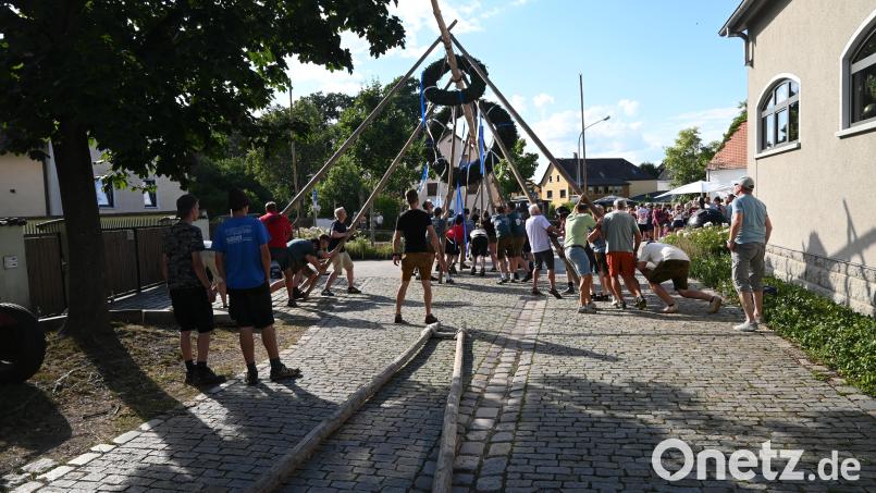 "Regisseur" Jakob Schwab prüft gründlich von allen Seiten den Sitz der Schwalben, bevor er das Kommando "Schub" erteilt. Bild: Kerstin Kiener