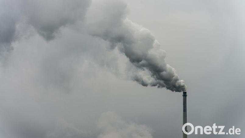 Die Aussichten für die bayerische Industrie bleiben düster. (Symbolbild) Bild: Armin Weigel/dpa