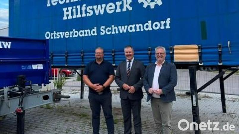 Bei der Spendenübergabe (von links): 2. Vorsitzender Patrick Werbel THW Helferverein Schwandorf, Vorstandssprecher VR Bank Mittlere Oberpfalz eG Bernhard Werner, Oberbürgermeister Schwandorf Andreas Feller. Bild: Andreas Feller