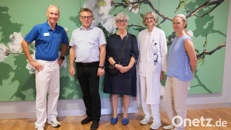 Barbara Lanzinger (Mitte, in schwarz) hat der Stroke Unit des Amberger Klinikums eine Spende überreicht. Chefarzt Dr. Franz Huber (links) , Vorstand Manfred Wendl, Dr. Michaela Nagel und Logopädin Elke Stegmann-Gebhard nahmen sie entgegen. Bild: Sandra Dietl Klinikum St. Marien Amberg