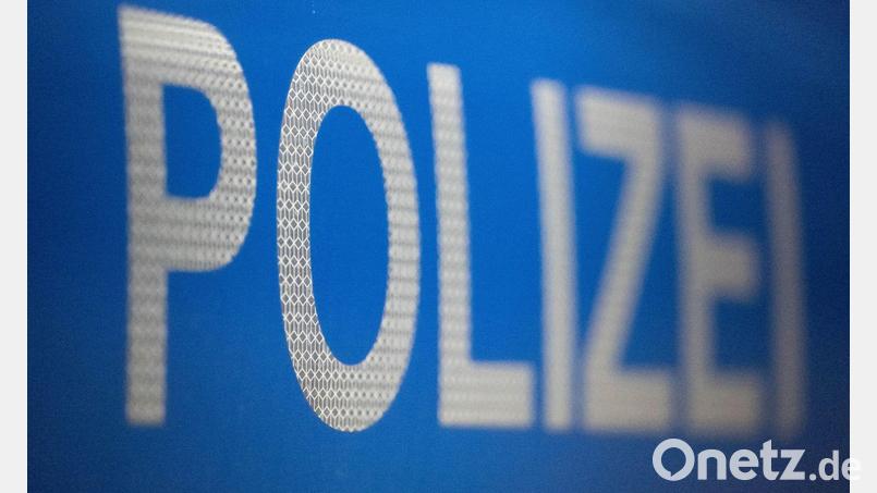 In Oberviechtach haben Jugendliche ein Ortsschild gestohlen. Die Polizei sucht Zeugen. Symbolbild: Marijan Murat/dpa