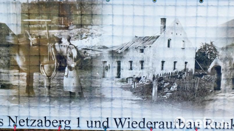 Ein Bild aus alten Zeiten, befestigt an einem Gartenzaun, erinnerte beim Jubiläum an den Gebäudeabbruch in der Ortschaft Netzaberg und den Neuanfang in Neurunkenreuth. Bild: Robert Dotzauer
