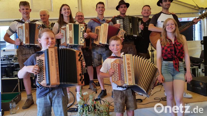 Die Feierlichkeiten zum Feuerwehrfest klangen mit dem Musikantentreffen am Sonntagnachmittag im und vor dem Festzelt bei idealen Sommerwetter aus. Dabei konnte auch der neue eingeweihte Geräteschuppen besichtigt werden. Hier zu sehen sind die Musiker, die beim Musikantentreffen auftraten. Bild: Peter Garreiss