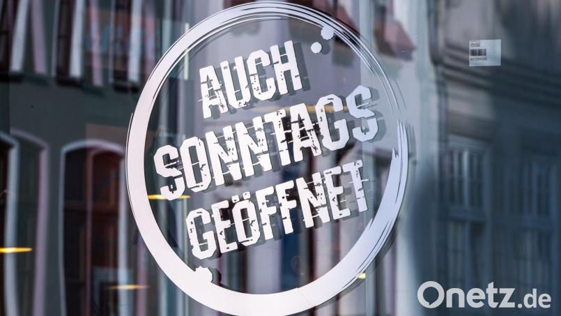 An Sonn- und Feiertagen müssen Geschäfte in der Regel geschlossen bleiben. In einigen Bundesländern gibt es bereits Sonderregelungen für Sonntagsöffnungen. (Symbolbild) Bild: Jens Büttner/dpa