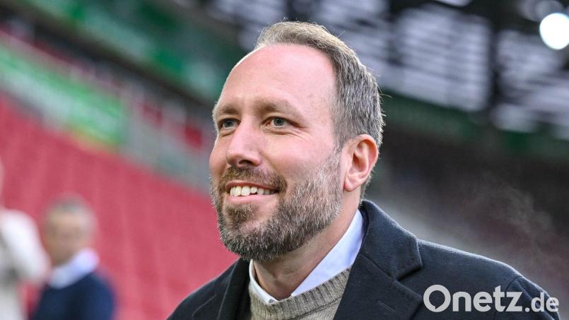 Augsburgs Geschäftsführer Michael Ströll glaubt an eine ähnlich starke Saison wie zuletzt. (Archivbild) Bild: Harry Langer/dpa