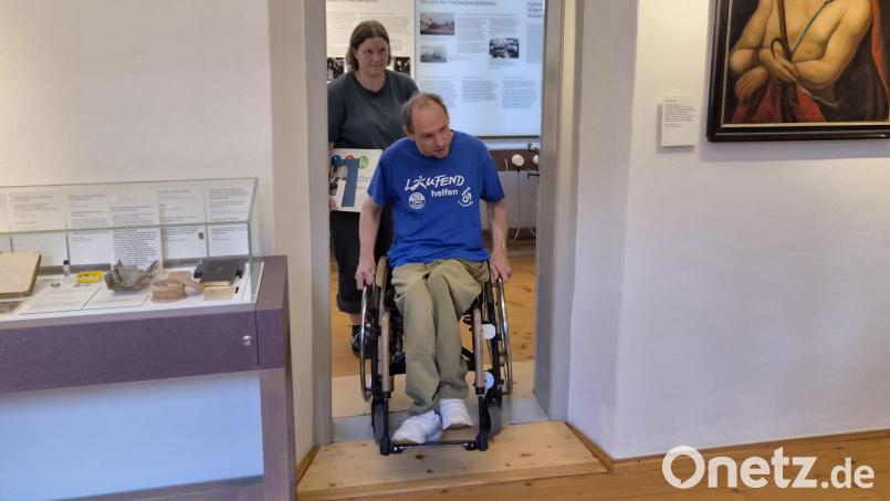 Matthias Plonner, stellvertretender Behindertenbeauftragter der Marktgemeinde Konnersreuth, fährt über eine Rampe, um im Theres-Neumann-Museum von einem Raum in den anderen zu kommen. Auch die Türöffnungen wurden verbreitert, um ein einfacheres Durchkommen zu ermöglichen. Bild: lue