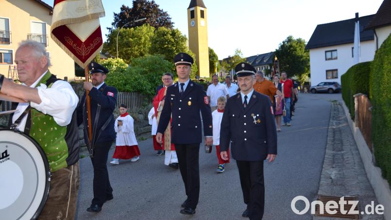 Nach dem Gottesdienst marschierte der Festzug mit Kommandant Hans Neuber und dem 2. Vorsitzenden Sebastian Sperl (von rechts) zur Fahrzeugweihe. Bild: Peter Garreiss