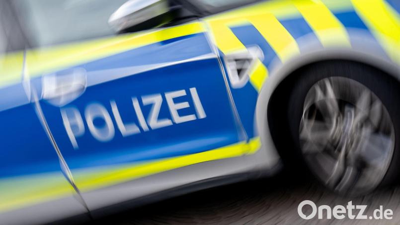 Verkehrsunfallflucht auf dem Parkplatz der Firma Siemens in Kemnath: Unbekannter beschädigt Opel und flüchtet. Symbolbild: Hendrik Schmidt/dpa