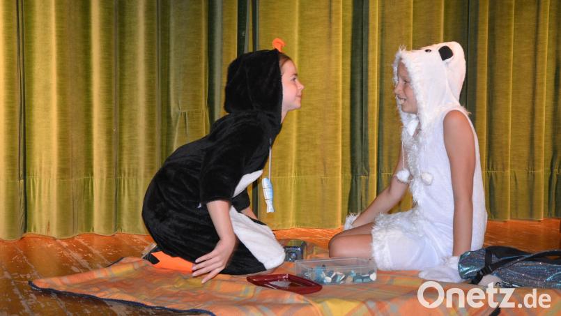 Eisbär Lothar (Emily Kopp) und Pinguin Professor Dr. Ping (Paula Dötterl) beschäftigen sich im Musical "Eisbär, Dr. Ping und die Freunde der Erde" mit dem weltweiten Klimawandel. Gemeinsam versuchen sie den Stromfressern den Garaus zu machen. Bild: Josef Rosner
