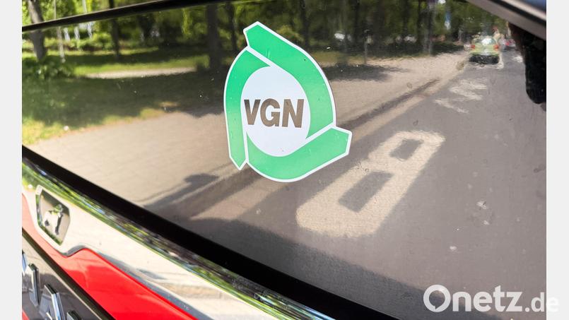 Wer mit dem Bus in Weiden, Amberg, den umliegenden Landkreisen Neustadt, Tirschenreuth oder Amberg-Sulzbach sowie dem VGN-Raum unterwegs ist, zahlt seine Fahrkarten immer häufiger auf digitalem Weg. Ab 2027 will der Verbund sein Ticketangebot verschlanken. Bild: Gabi Schönberger