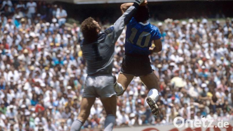 Der Ball von damals soll bald wieder versteigert werden. (Archivbild) Bild: dpa