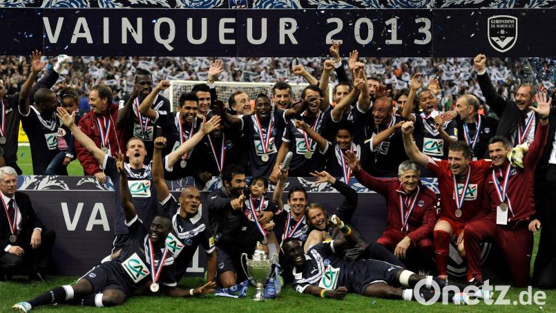 Der letzte große Triumph: Girondins Bordeaux nach dem Gewinn des französischen Pokals 2013. Der Traditionsclub wurde mindestens bis in die 6. Liga strafversetzt. (Archivbild) Bild: picture alliance / dpa