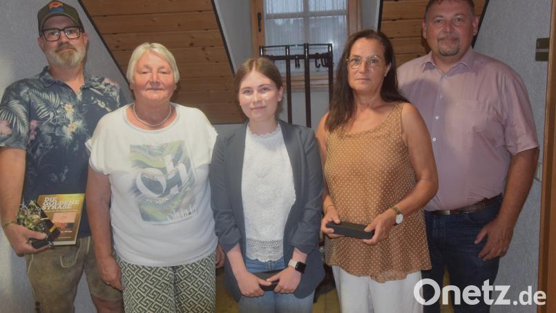 Eka Reber (von links) und Johanna Ludwig wurden verabschiedet, Julia Kost (Jugend) sowie Renate Schwarz (Senioren) durch Bürgermeister Markus Ludwig neu ins Amt eingeführt. Bild: Ernst Frischholz