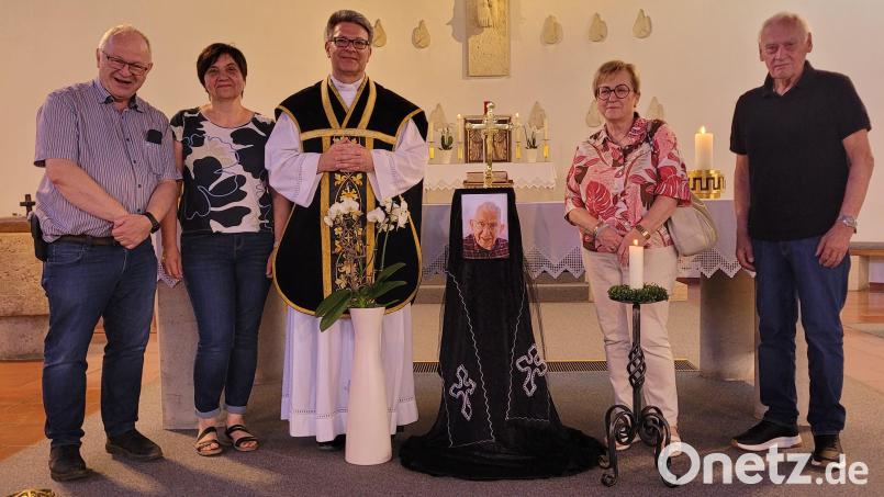 Die Kinder Hannelore und Karl-Heinz mit Ehepartnern und Pfarrer Michael Jakob nach dem Requiem für Rolf Exner in der Pfarrkirche St. Konrad. Bild: Günter Weigl