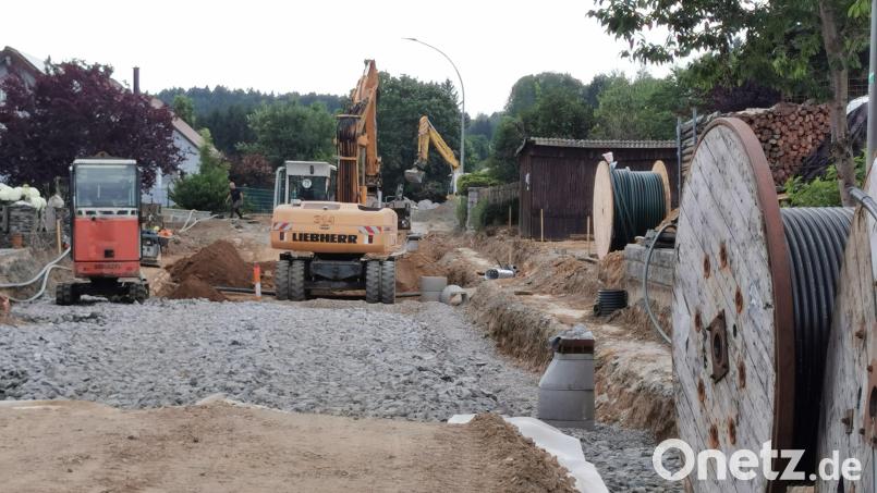 Die Kreisstraße SAD 44 in Schönsee ist seit dem Frühjahr eine Baustelle. Die Vollsperrung samt Umleitung dauert noch bis Ende Oktober. Bild: Gertraud Portner