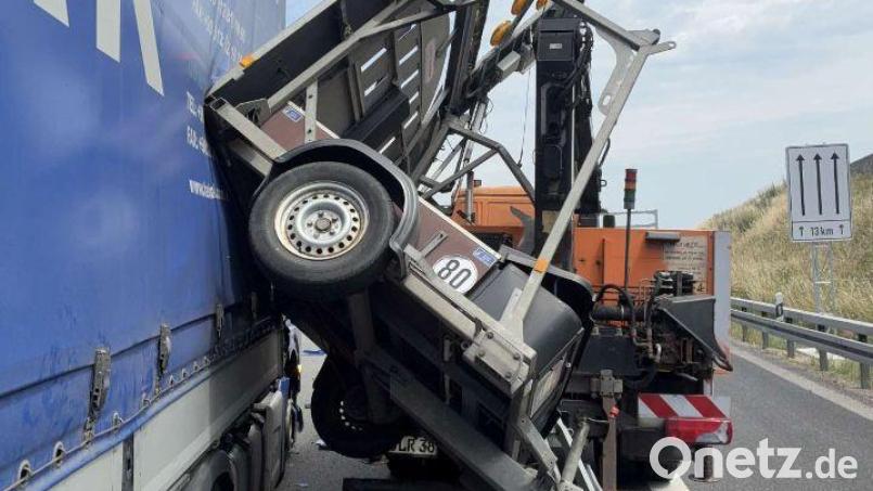 Ein Lkw-Fahrer rammt auf der A 3 bei Regensburg einen Sicherungsanhänger. Der Unfall führt zu Sperrungen, verletzt wird niemand. Symbolbild: Verkehrspolizeiinspektion Regensburg