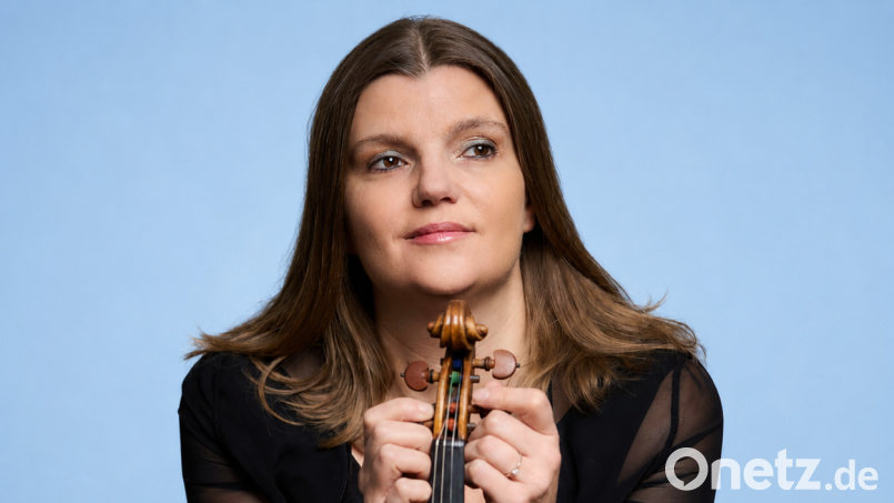 Monika Hager wohnt seit 2023 in Kohlberg, pendelt nach Nürnberg zu der Staatsphilharmonie Nürnberg, dem größten Klangkörper der Metropolregion und spielt dort Geige. Bild: Ludwig Olah