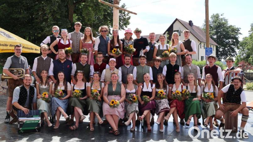Die Adlholzer Kirwapaare freuen sich mit den Musikanten über eine gelungene und stimmungsvolle Modlholzer Kirwa. Bild: Isabella Rauscher