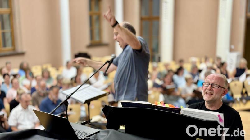 Dieter Falk (am Klavier) und Bernhard Müllers in Aktion. Die beiden kennen sich bereits seit einigen Jahren. Bild: upl