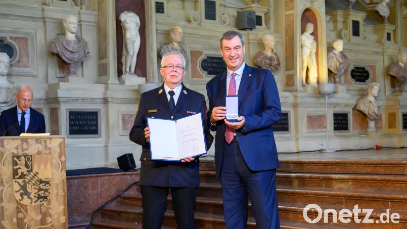 Ambergs Stadtbrandrat Heinrich Scharf (links) erhielt im Rahmen eines glanzvollen Festakts in der Münchner Residenz den Bayerischen Verdienstorden aus den Händen von Bayerns Ministerpräsident Dr. Markus Söder (rechts). Bild: Joerg Koch/ Bayerische Staatskanzlei