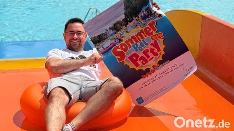 Stadtwerke Amberg Bäder und Park GmbH-Eventmanager Daniel Wanninger zeigt Einsatz, damit die Pool-Party ein voller Erfolg wird. Er lädt alle Kinder, Eltern und Junggebliebene zur Sommer-Pool Party ein – die Stadtwerke Amberg ermöglichen, dass nur der reguläre Badeeintritt ist zu zahlen ist. Bild: Karoline Gajeck-Scheuck