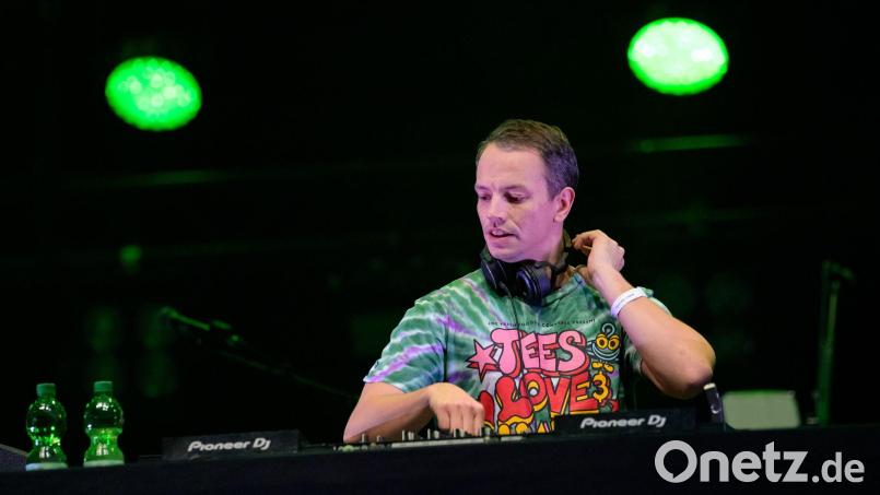Der DJ feiert eine Party zum Jubiläum der Bayreuther Festspiele. (Archivbild) Bild: Jonas Walzberg/dpa