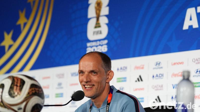 Thomas Tuchel gönnt sich ab und an ein Eis. Bild: Martin Rickett/PA Wire/dpa