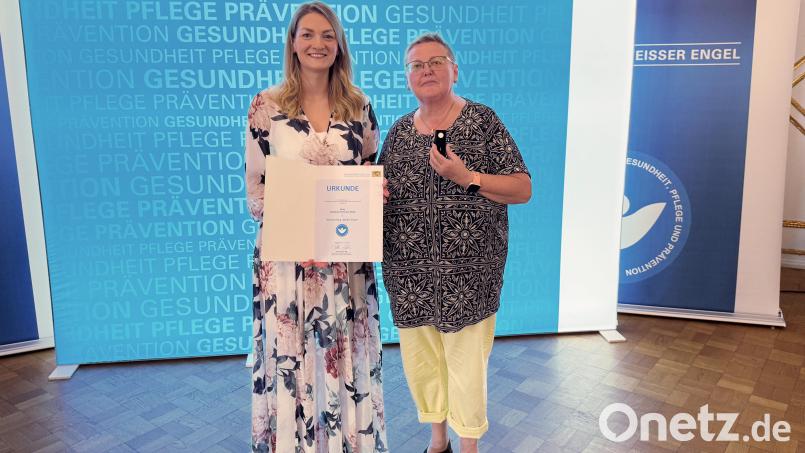 Die Ambergerin Johanna Christina Radu (rechts) wurde von Bayerns Staatsministerin für Gesundheit, Pflege und Prävention, Judith Gerlach (links), mit dem „Weißen Engel“ ausgezeichnet. Bild: Pressestelle des Bayerischen Staatsministeriums für Gesundheit, Pflege und Prävention