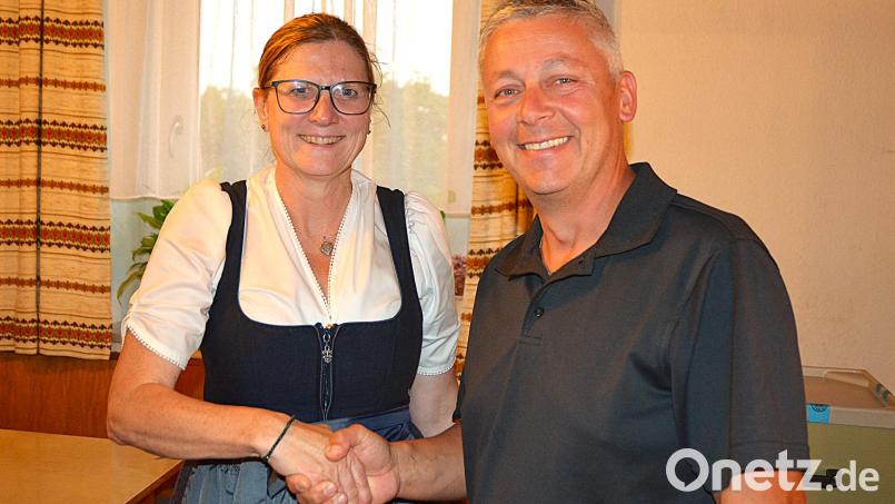 Bürgermeisterin Beate Dietrich gratulierte Georg Ott zur Wiederwahl und freute sich auf die Zusammenarbeit in den nächsten sechs Jahren. Bild: Fritz Dietl