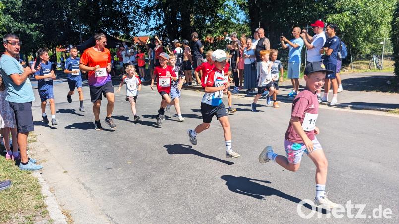 Mit vollem Elan und Laufunterstützung durch die Eltern gingen die Bambini auf die 350-Meter-Strecke Bild: Bianca Bayer