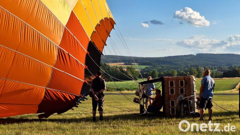 Als der Ballon weit genug aufgeblasenen war, startete Pilot Axel den lauten Heißluftbrenner. Bild: fks