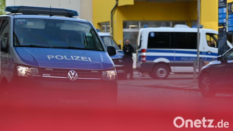 Die Polizei sperrte den Bereich ab. Bild: Katharina Kausche/dpa