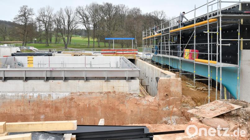 Diese Aufnahme von 2024 zeigt das Waldbad in Sulzbach-Rosenberg, als es Großbaustelle war, Springerbecken und Sprungturm saniert und das Bademeisterhaus neu gebaut wurden. Archivbild: Petra Hartl