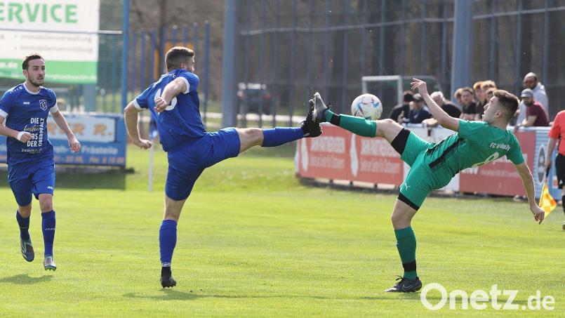 Zweikampf mit hohen Beinen: In den Derbys zwischen dem FC Weiden-Ost und SV Etzenricht wurde in der Vergangenheit nichts hergeschenkt. Bei den letzten Vergleichen in der Saison 24/25 behielt zweimal der spätere Meister Etzenricht mit 1:0 und 3:0 die Oberhand. Archivbild: war