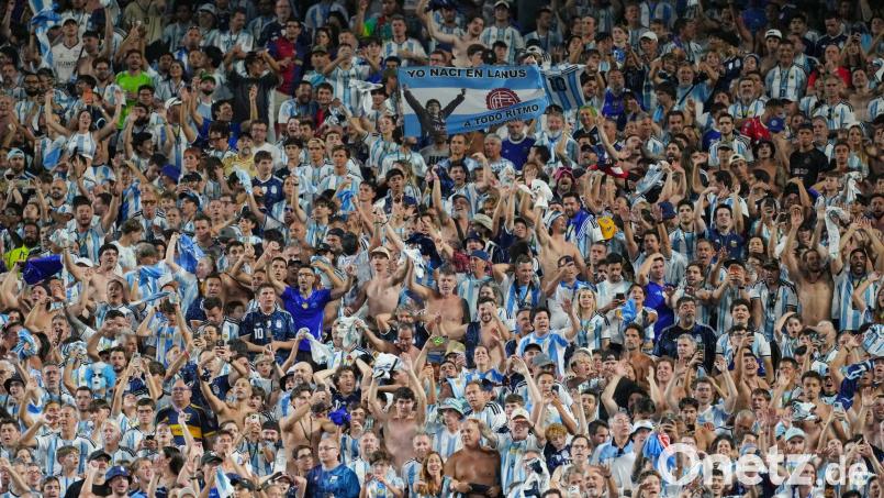Argentiniens Fans im Stadion von Kansas City. (Archivbild) Bild: Ed Zurga/AP/dpa