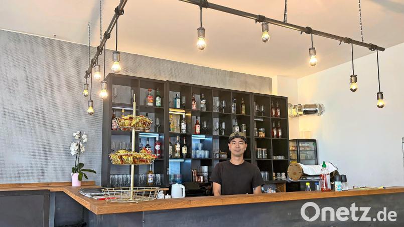 Glückskekse auf der Etagere, der Chef hinter dem Tresen: Ngoc Phan Anh Pham wagt mit "Maison Kelly" einen Neustart in der Marktredwitzer Gastroszene. Bild: Katharina Melzner