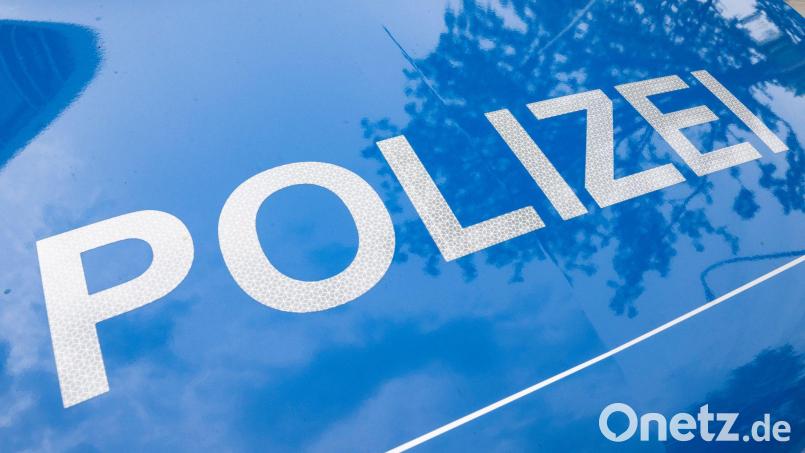 Ein weißer VW T-Roc wurde auf einem Parkplatz in Vohenstrauß beschädigt. Der Unfallverursacher flüchtete. Polizei sucht Zeugen. Symbolbild: Boris Roessler/dpa