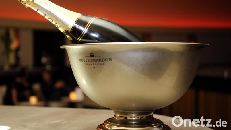 In Weiden knallen die Korken: Kaum in einem anderen bayerischen Kreis gibt es so viele Einkommensmillionäre wie hier. Symbolbild: Britta Pedersen/dpa