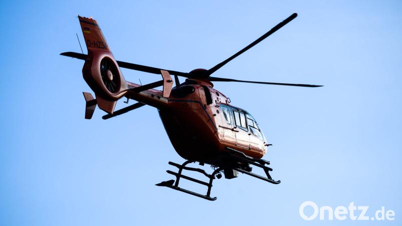 Der leicht verletzte Fahrer und das schwer verletzte Kind wurden per Hubschrauber ins Krankenhaus gebracht. (Symbolbild) Bild: Julian Stratenschulte/dpa