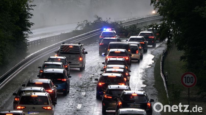 Bei Erlangen musste bereits am Dienstagabend auf dieser Straße der Verkehr umgeleitet werden, nachdem im Zuge eines Unwetters Bäume umgestürzt sind. Bild: Bernd März/Fotoreportextremwetter.tv/dpa