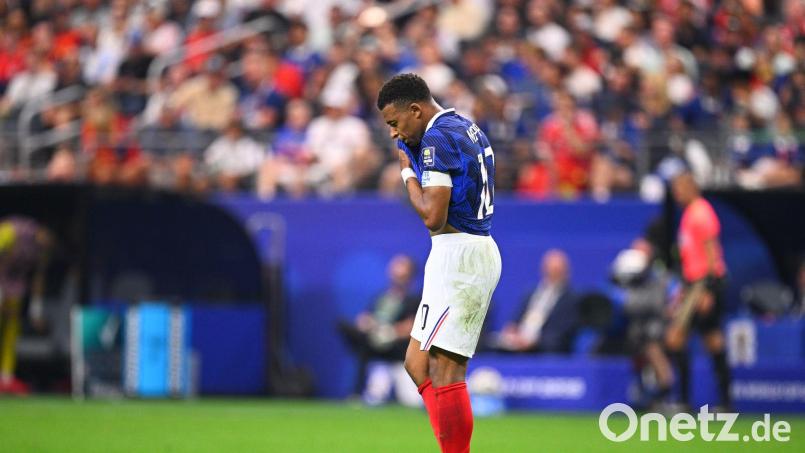 Aus der Traum vom zweiten WM-Titel: Superstar Kylian Mbappe schleicht nach dem enttäuschenden WM-Halbfinale bedient vom Platz. Bild: Tom Weller/dpa