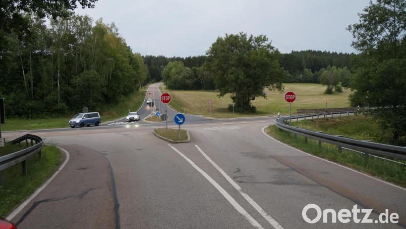 Brückenlösung oder Kreisverkehr? Der Umbau der "Teunzer Kreuzung" steht seit Jahren auf dem Plan. Bild: Elfriede Weiß