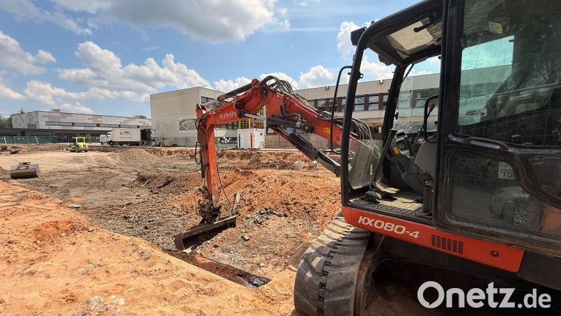 Die Grube ist fast ausgehoben. In drei Jahren sollen die neuen Realschulen in Weiden stehen. Sie kosten 75,08 Millionen Euro. Bild: Gabi Schönberger