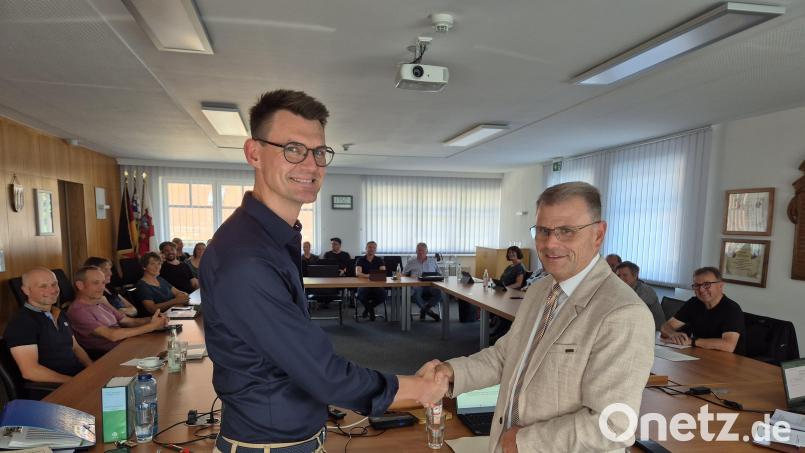 Im Januar 2021 war Markus Kindsgrab (links) als Geschäftsleiter zur Stadt Windischeschenbach gekommen. Nun wechselt er zur Stadt Weiden. Bürgermeister Karlheinz Budnik verabschiedete ihn in der Juli-Sitzung des Stadtrats. Bild: Lowak